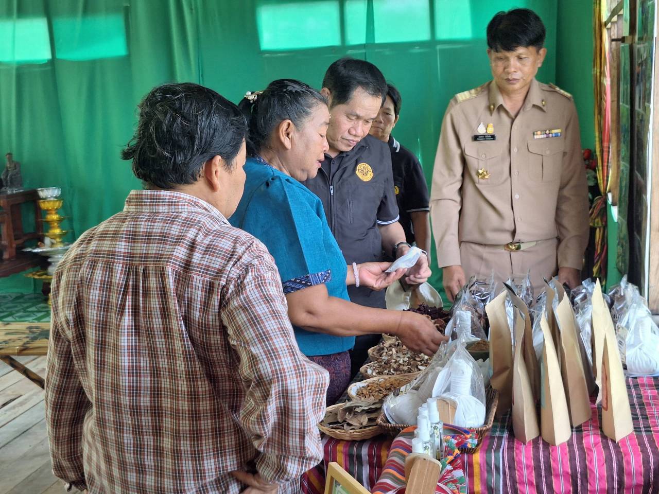 title - ผู้ตรวจราชการ ส.ป.ก. ลงพื้นที่จังหวัดมหาสารคาม ประชุมติดตามความก้าวหน้าผลการดำเนินงาน พร้อมตรวจเยี่ยมให้กำลังใจกลุ่มวิสาหกิจชุมชนผู้ปลูกสมุนไพร และกลุ่มวิสาหกิจชุมชนแปรรูปผลผลิตทางการเกษตร